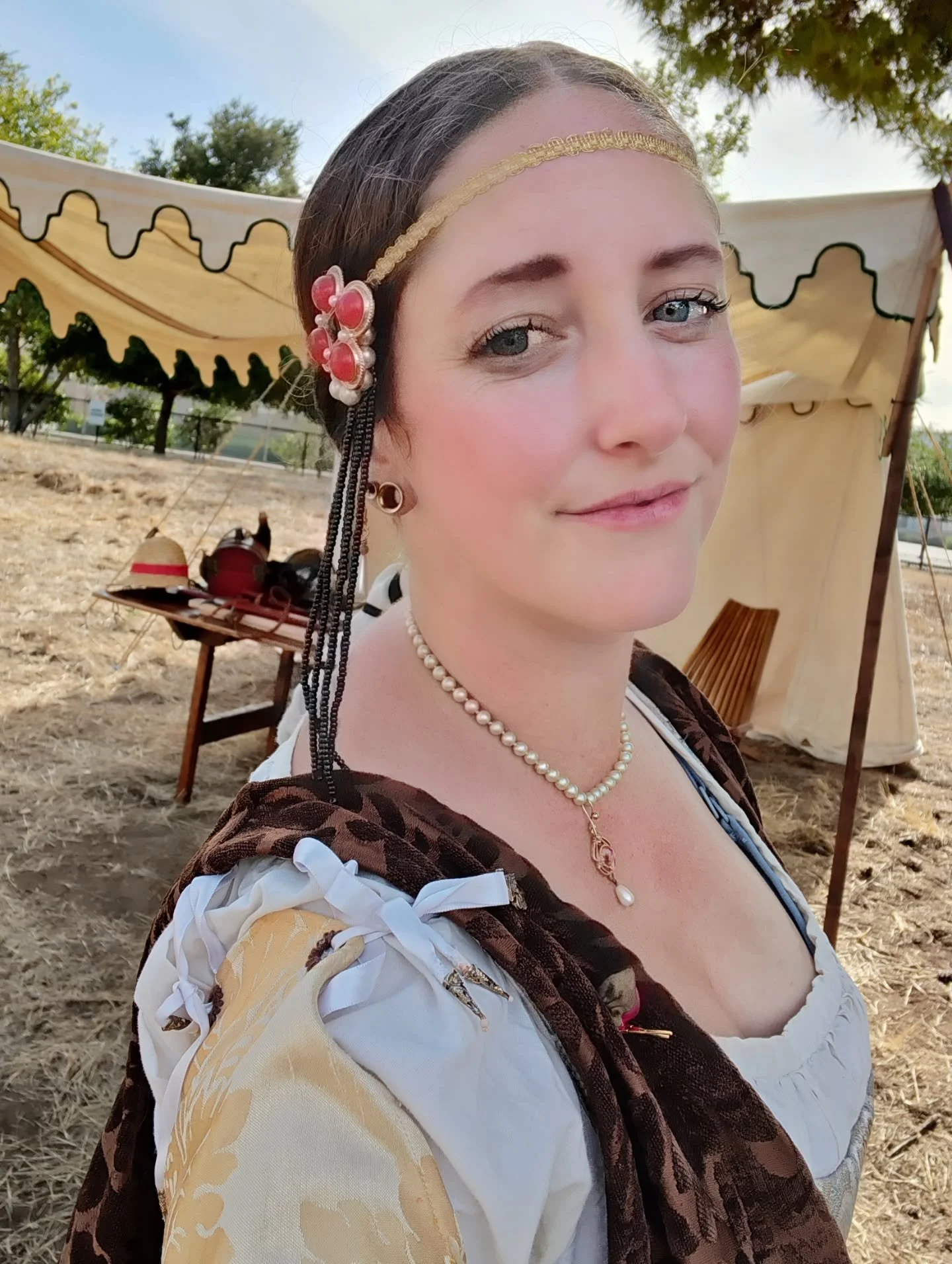 When I'm not painting, I play pretend that I *am* a painting 😂 here's some photos of me in my latest costume. I made everything except for the bag and the fan. 
.
#renaissancefaire #15thcentury #renaissancepainting #italianrenaissance