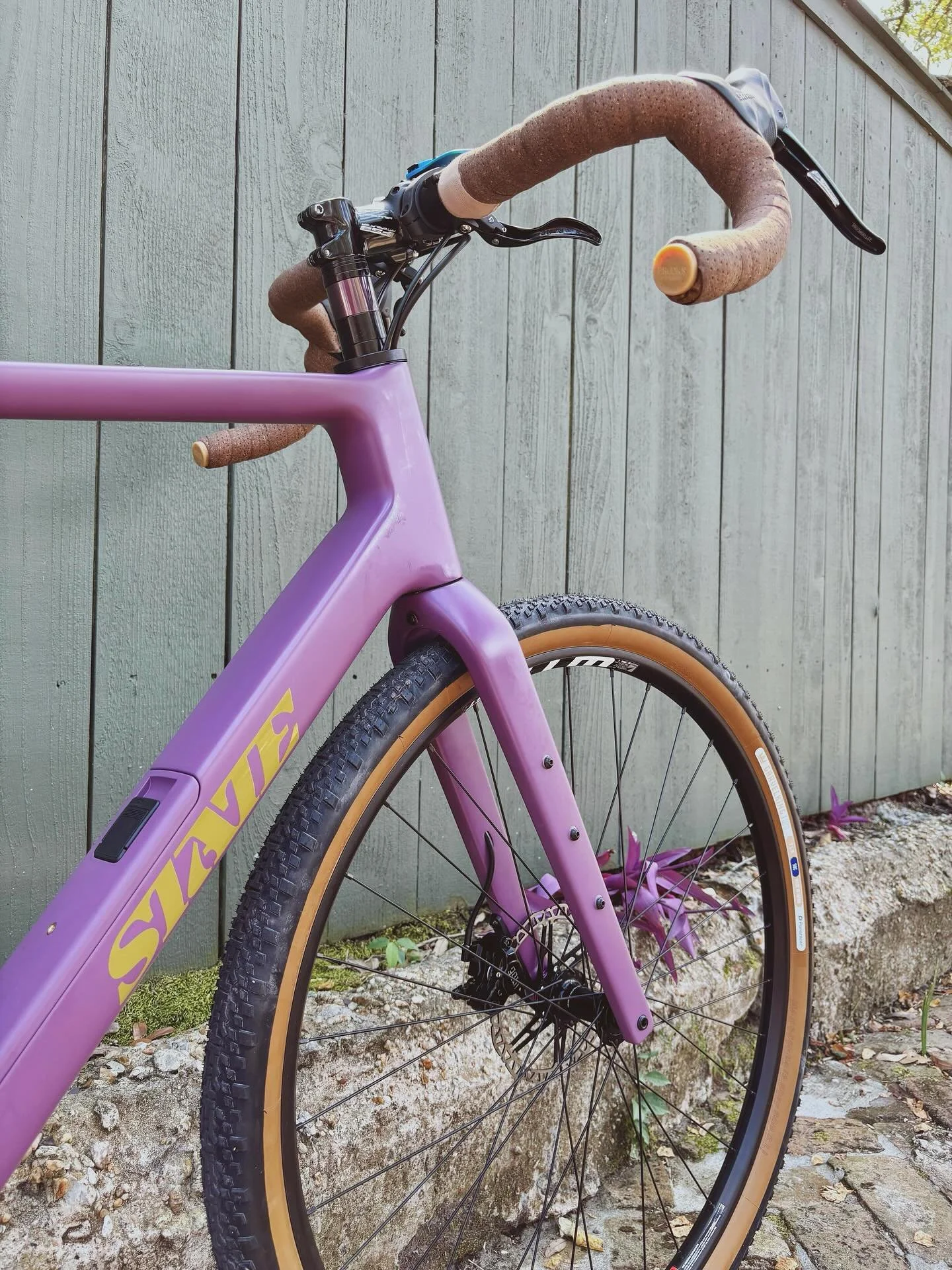 With a custom bike build, the devil is in the details 😈 choose your frame, your drivetrain, saddle, handlebars &amp; tape, pedals, accessories, flair, etcetera etcetera, the list goes on!! Dream it up &amp; we&rsquo;ll do it 🛠️

@statebicycleco Car