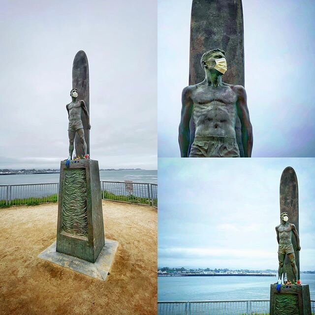 The #surfersmemorial in #santacruz is taking the #coronavirus seriously and wearing a #facemask. 
#socialdistancingsaveslives 
#2020vision #quarantinelife #doitfiryourfamily