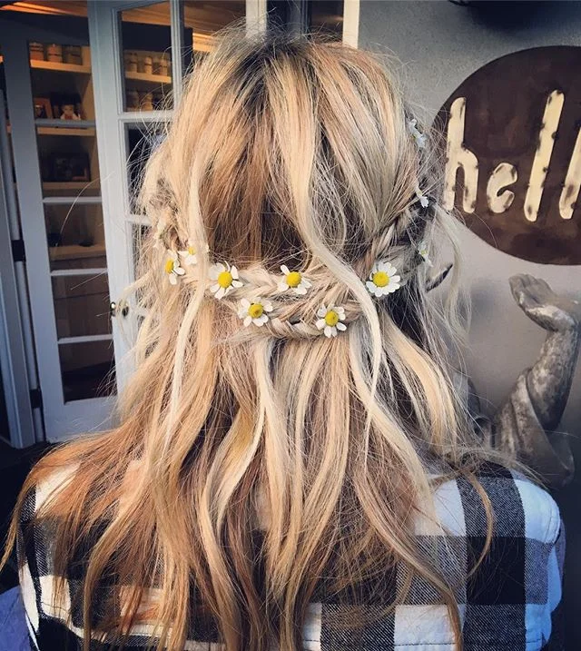 Boho hair for this babe @hellochrissyb #babehair #callchella #flowersinmyhair 🌼👸🏼