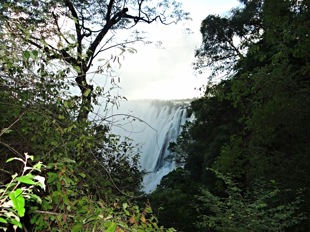 Drought even beyond seasonal fluctuations is deeply affecting Zambia's economy. Above: Victoria Falls, April 2015; Below: Victoria Falls, August 2015