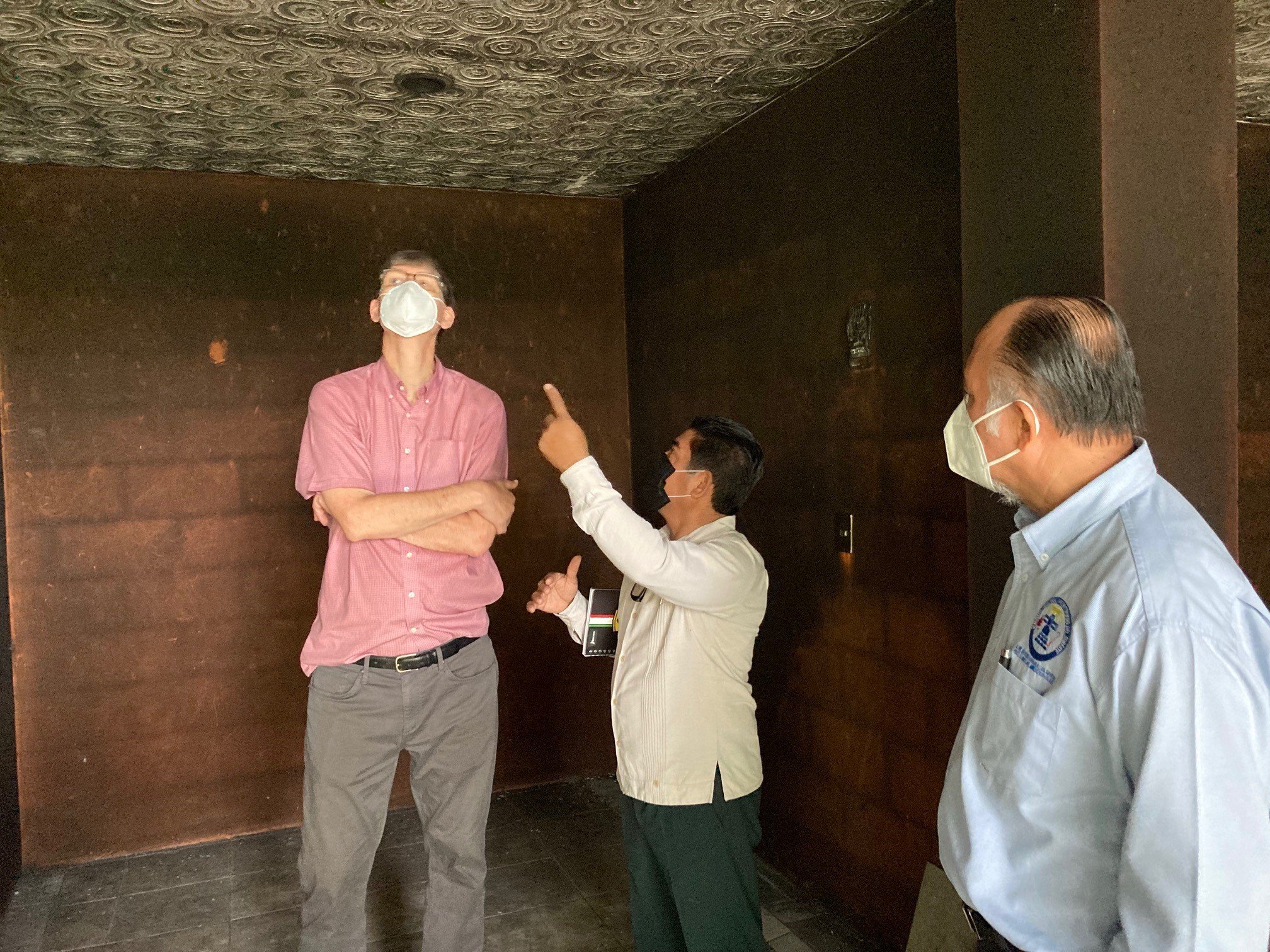  Inspecting the men’s dormitory building damaged by fire 