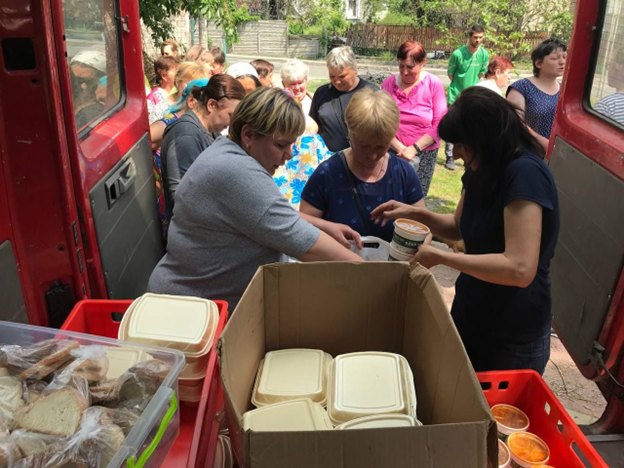UETS staff and students sharing food in Kyiv neighborhoods