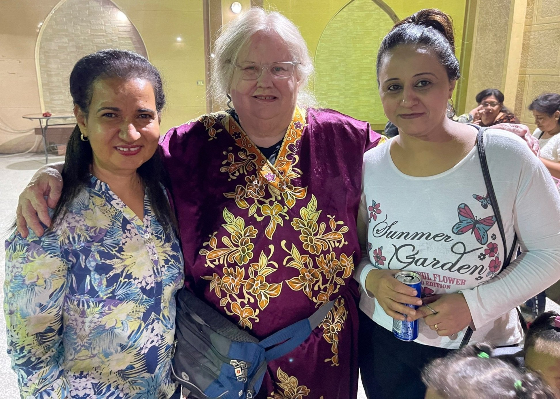  Linda Bowman makes friends at the Kom Ombo church 