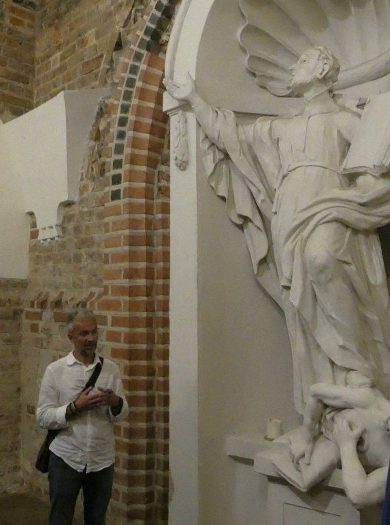  Saul explains the significance of a statue in St. John's Church (Vilnius) with a Jesuit holding the Bible standing on a Protestant holding Reformation era papers and bitten by a snake. The Counter-Reformation was fierce in Lithuania and the struggle