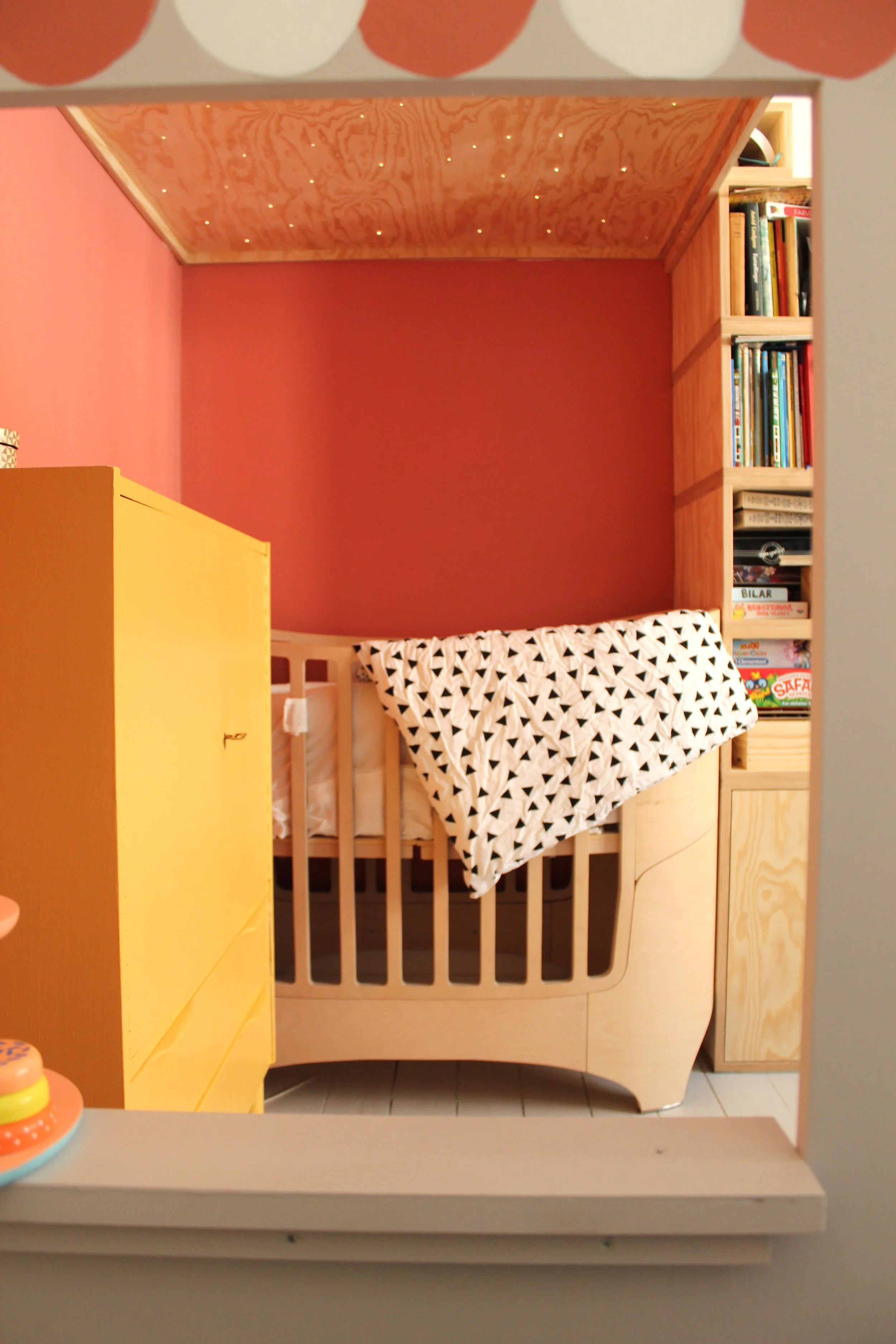 We installed small LED lights in the ceiling of Frejas little room.