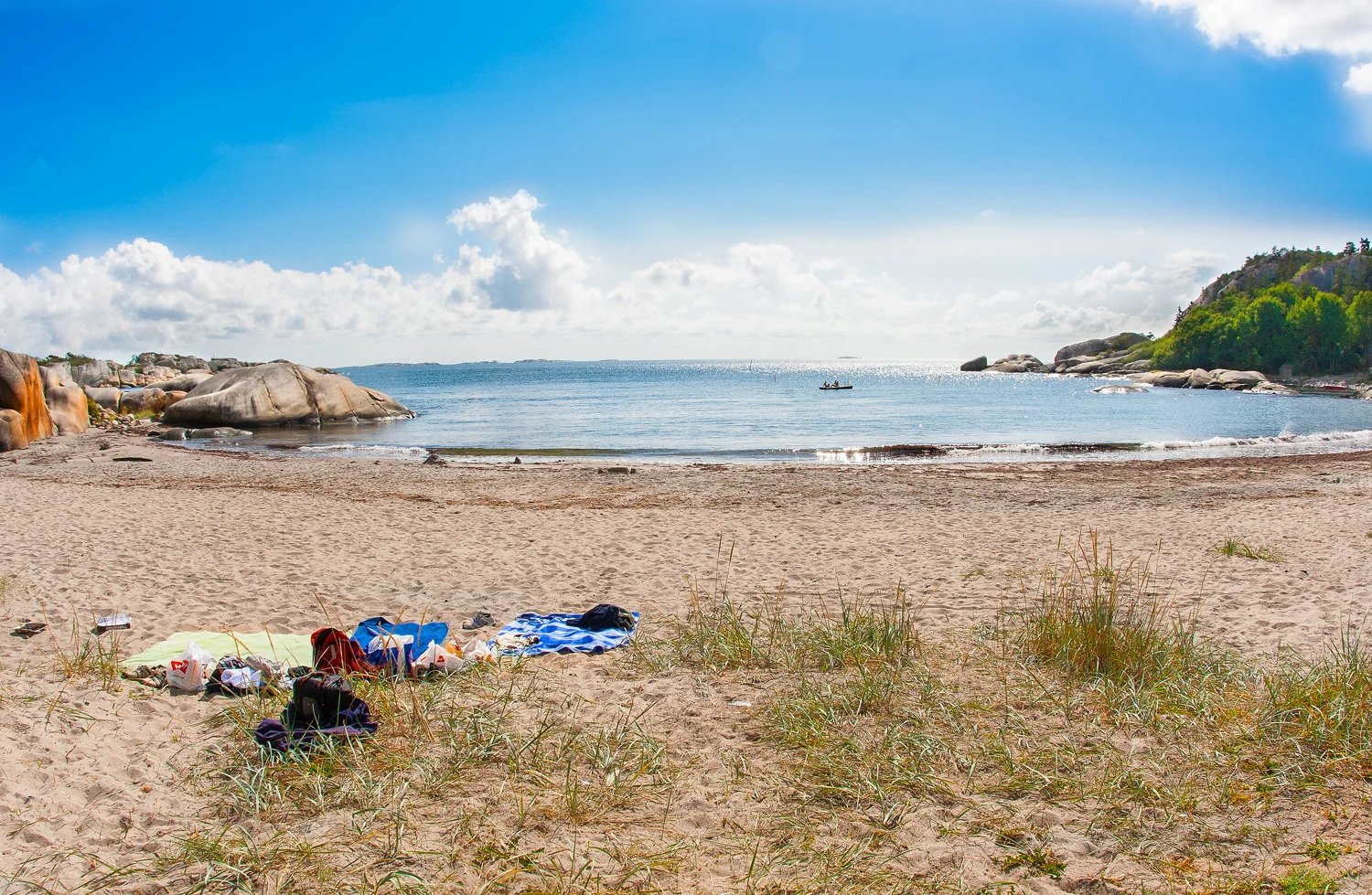 Sandstrendene er Ulas ypperste "varemerke". En dag i august, som på bildet, kan dere ha hele sandstranden for dere selv. Klikk på bildet for å forstørre.