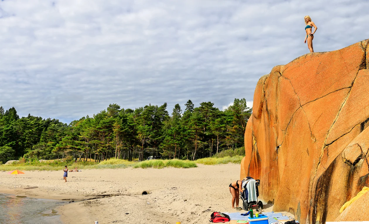 De fargesterke svabergkollene ved sandstrendene kan benyttes til så mangt - blant annet som utsiktsplass med Skagerrak som panorama, eller bare som hode- og ryggstøtte til solplassen. Klikk på bildet for å forstørre.