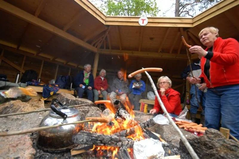Gapahuken "Matskapet". Foto: Arve Sommero - https://www.ut.no/tur/2.2181/ - Navngivelse-IkkeKommersiell 4.0 Internasjonal (CC BY-NC 4.0)