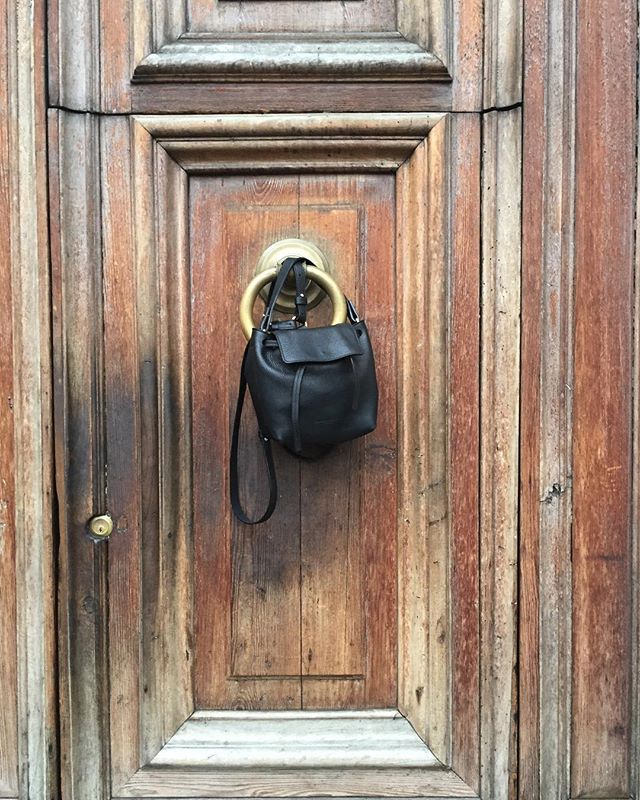 Looking through photos from on our honeymoon in Italy. Even the worn and ragged Italian doors were a dream. The photo oops were endless like my husbands patience 😳🤗