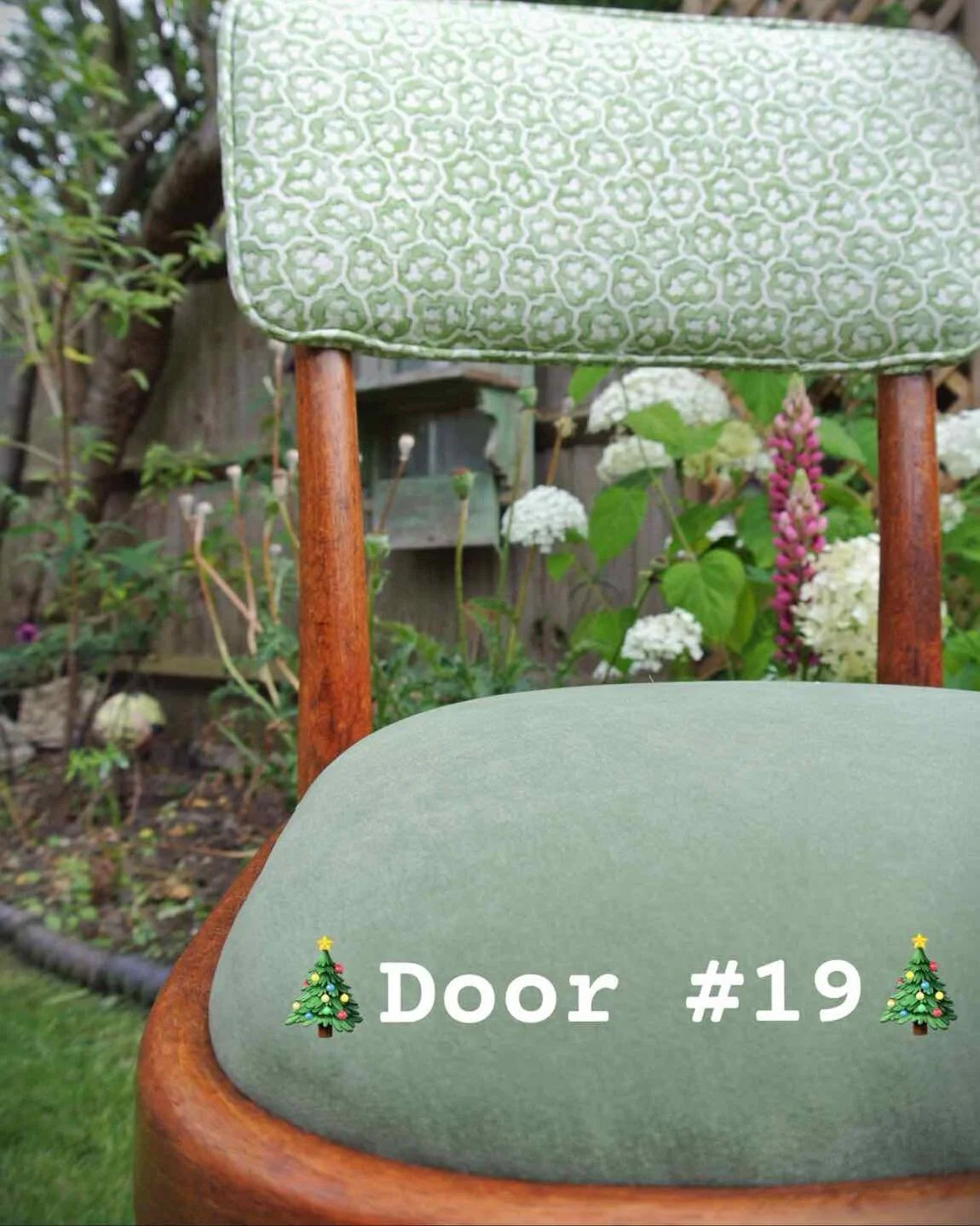 A very good morning to those still accompanying me on my Upholstery Advent Calendar marathon (and a big thank you to you). Today, behind Door #19, is a pair of early 20th century Thonet bentwood chairs. These much loved chairs, which my client rememb