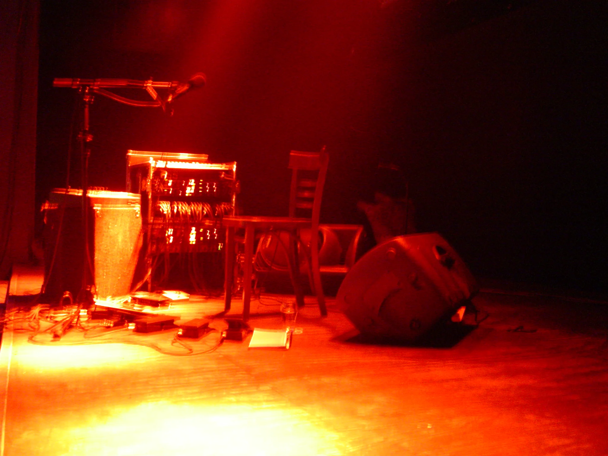 Live-setup met de RM1-x drumcomputer, een aantal expressiepedalen en diverse effecten. (@Merleyn, Nijmegen, 2004)
