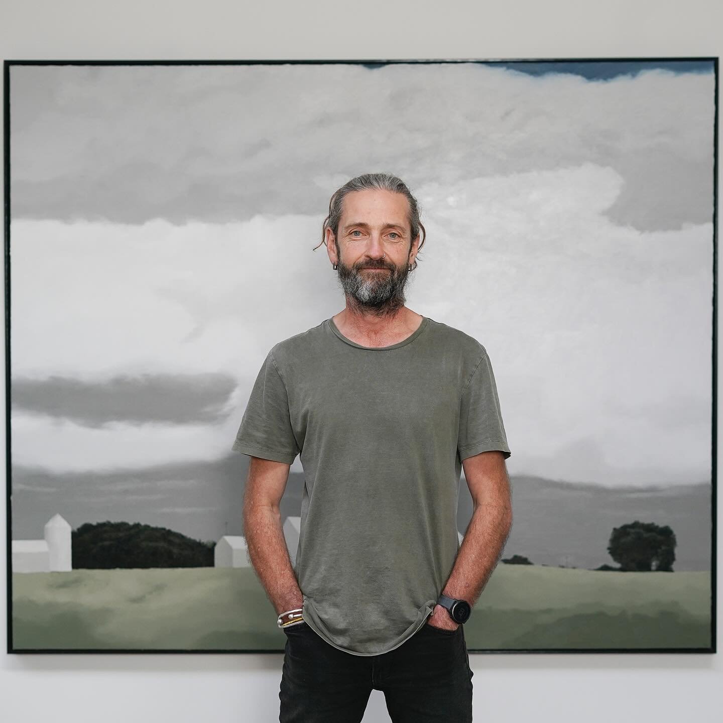 I had the honour of capturing portraits and the stunning artworks of @neil.williams.art at the launch of his latest series; Distance. 
Currently adorning the walls of the @kellilundberg.art gallery at @the_studio_and_co Moorooduc, add a visit to this