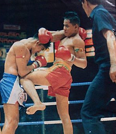 Jongsanan "The Woodenman" Fairtex (in the red shorts) as a young fighter at 19 years old, fighting Sakmongkol, a long time rival and ultimately good friend. They fought a total of 5 times, the last of which was awarded 1989 Fight of the Year, the infamous "Elbow Fight".