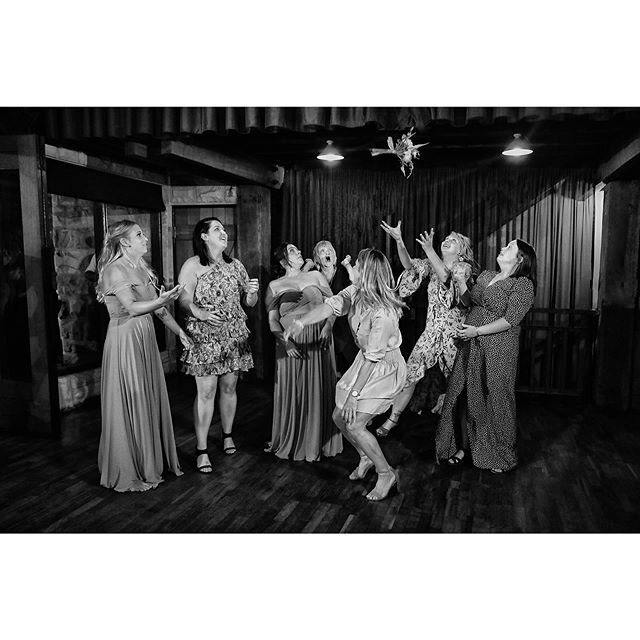 The eye on the #prize at this wedding. It always amazes me on how competitive the #bouquet toss becomes. These girls mean business. @photographyonhermitage @petersonhouseweddings @huntervalley #bouquetofflowers #bouquettoss #huntervalleynsw #hunterva