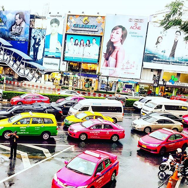 Unlike the rest of the world, where taxis are usually yellow and black, Bangkok’s taxis come in a full range of colors. There are pink taxis, orange taxis, purple taxis, green taxes, yellow taxis and taxis in various combinations. While taxi color in other countries signify nothing in particular, Bangkok’s taxis are actually color coded.
Bangkok’s obsession for color goes beyond taxis and buses. The Thais have different colors for each day of the week. Sunday is red, Monday is yellow, Tuesday is pink, Wednesday is green (day) and grey (night), Thursday is orange, Friday is blue, and Saturday is purple. These colors are considered lucky and celebrated as birthday colors.
Even politics in Thailand is color oriented. Until recently it was a common sight to see people wearing yellow shirts on a Monday and blue shirts on a Friday in honor of their king and queen, who were respectively born on a Monday and a Friday. That changed when yellow became associated with the People’s Alliance for Democracy – a group against the present Thai government. Their opposition is the red shirts and the two often protest in the thousands at some of Bangkok’s most famous landmarks.
Those who don’t want to make a political statement wear pink these days. People started adopting the color after the King was seen wearing a pink blazer in a public appearance. 💖💙💚💛💜