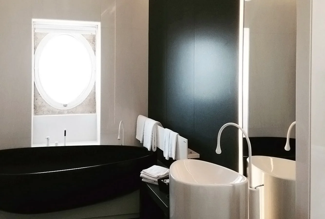 18-Superior Room_Black 02_Bathroom+1.jpg