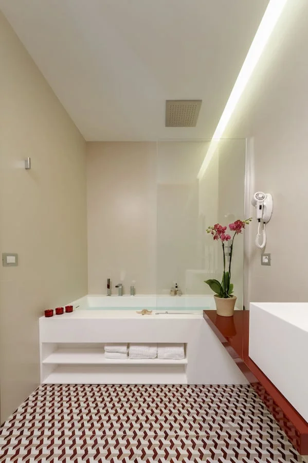 20-Superior Room_Red 02_Bathroom+1.jpg