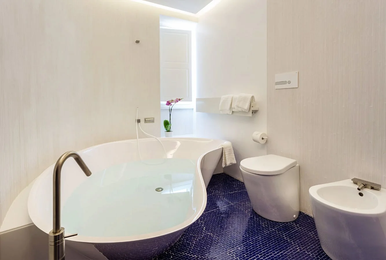 25-Junior Suite 04_Bathroom+1.jpg