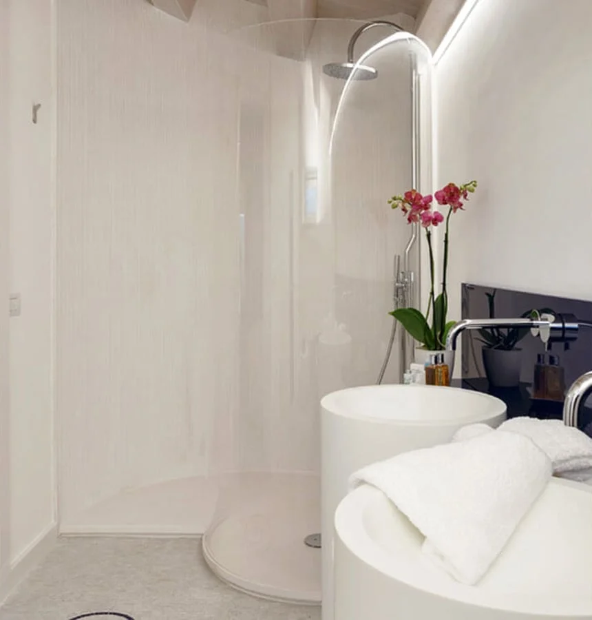 31-Suite_Round Bed 03_Bathroom+1.jpg