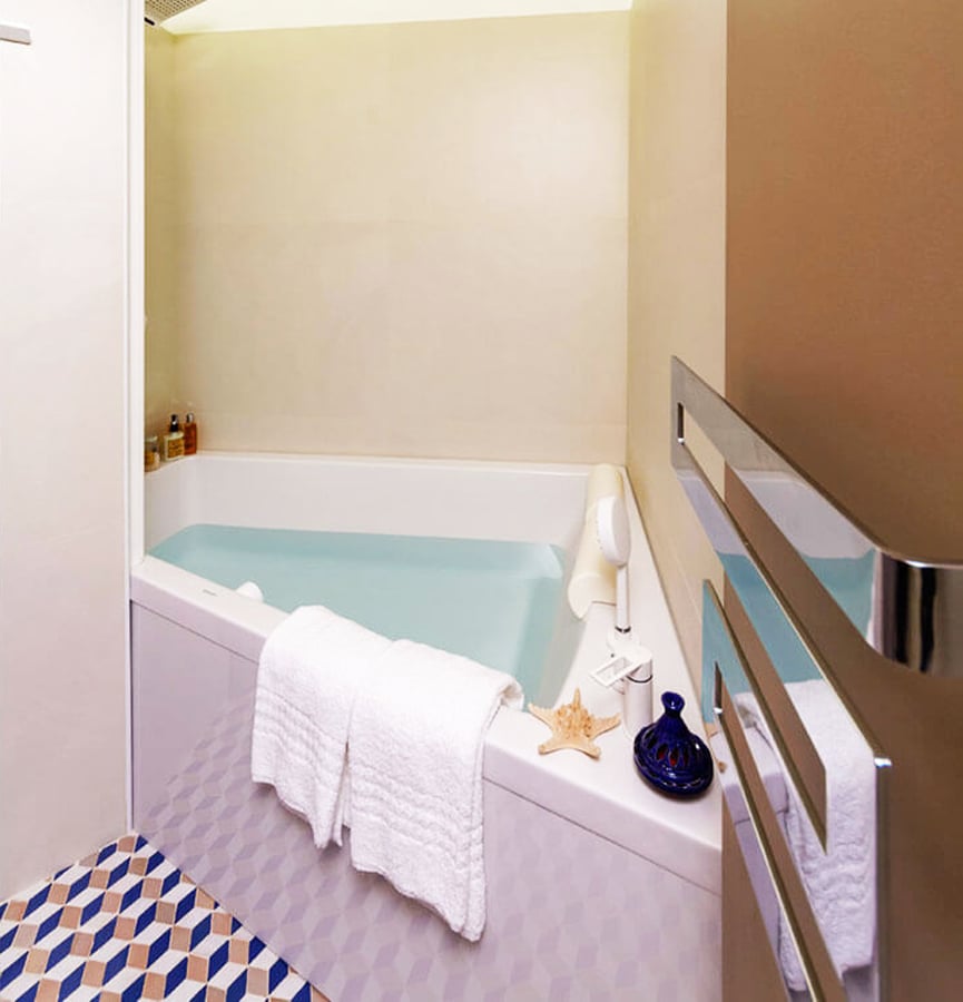 37-Suite Deluxe 04_Bathroom+1.jpg