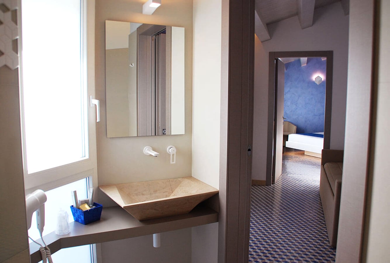 36-Suite Deluxe 03_Bathroom+1.jpg