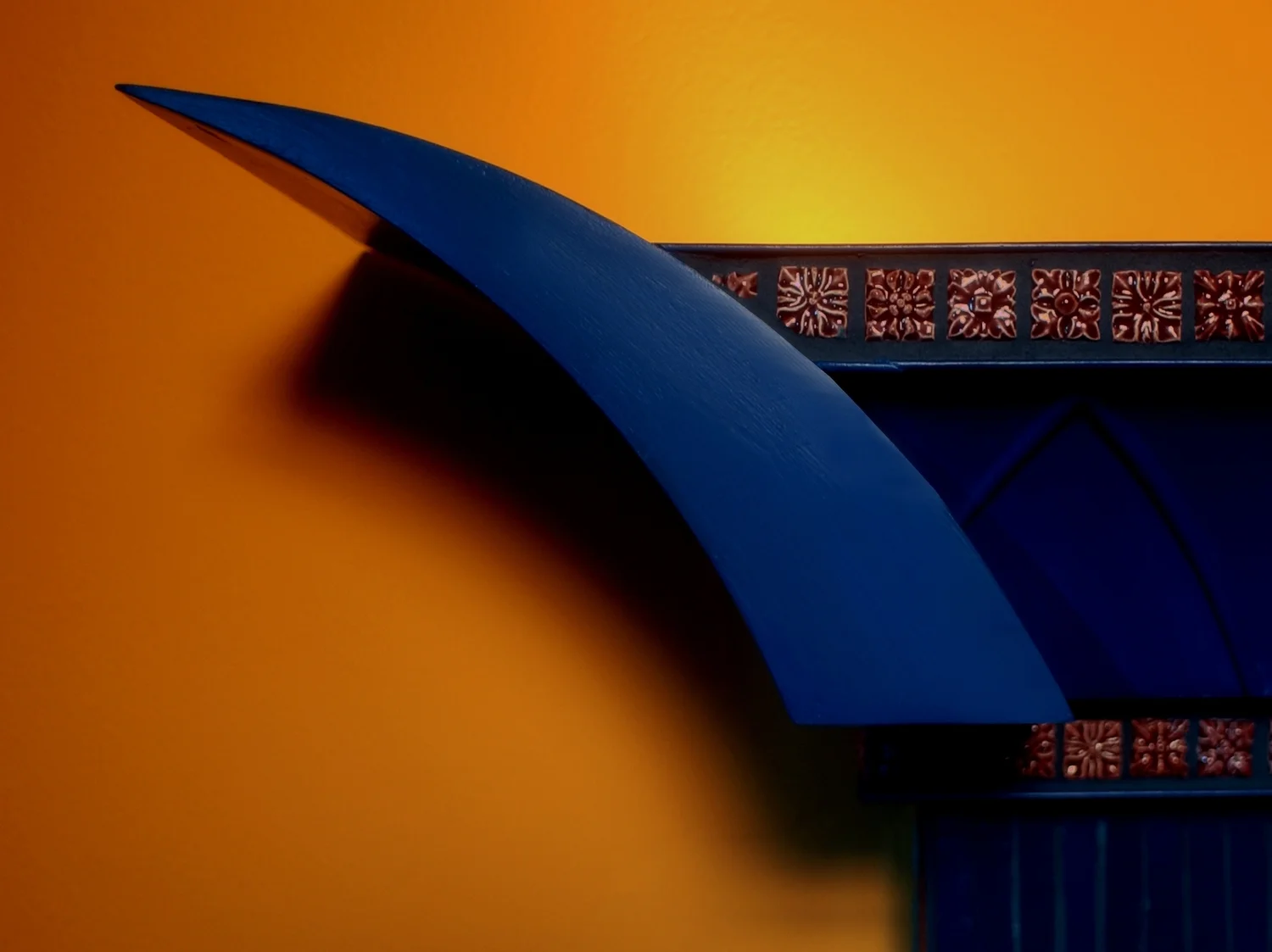 THE ZELLIJ MANTEL WING