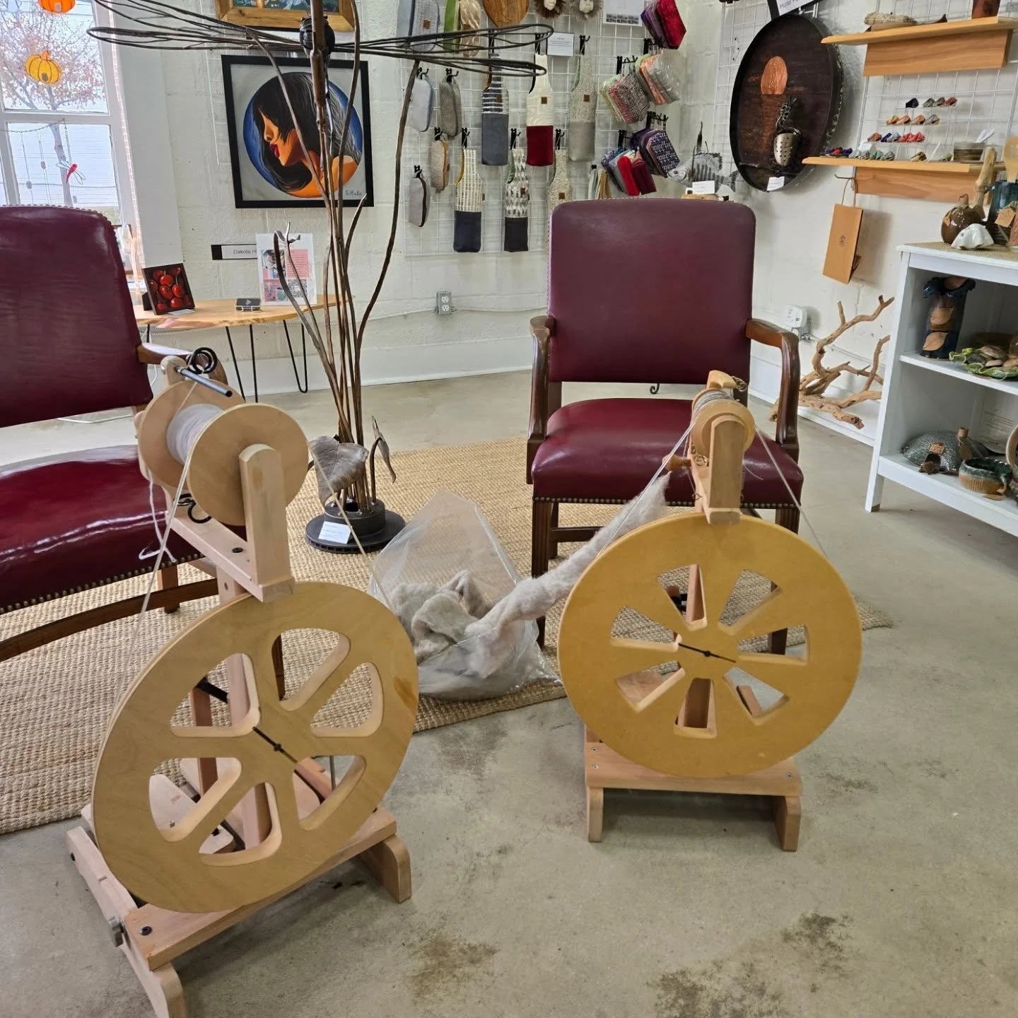 Just a couple of spinners chatting and spinning away a Friday afternoon @canalquarterarts Not a paid ad for #ashfordkiwi wheels, just a coincidence. #handspunyarn