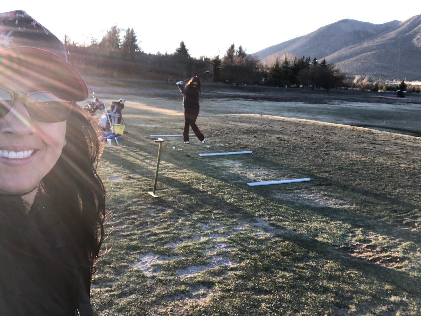 It’s starting to feel like spring in the FLG π€ @jetsbeads #golf #practice #ilovemyfriends #funfun