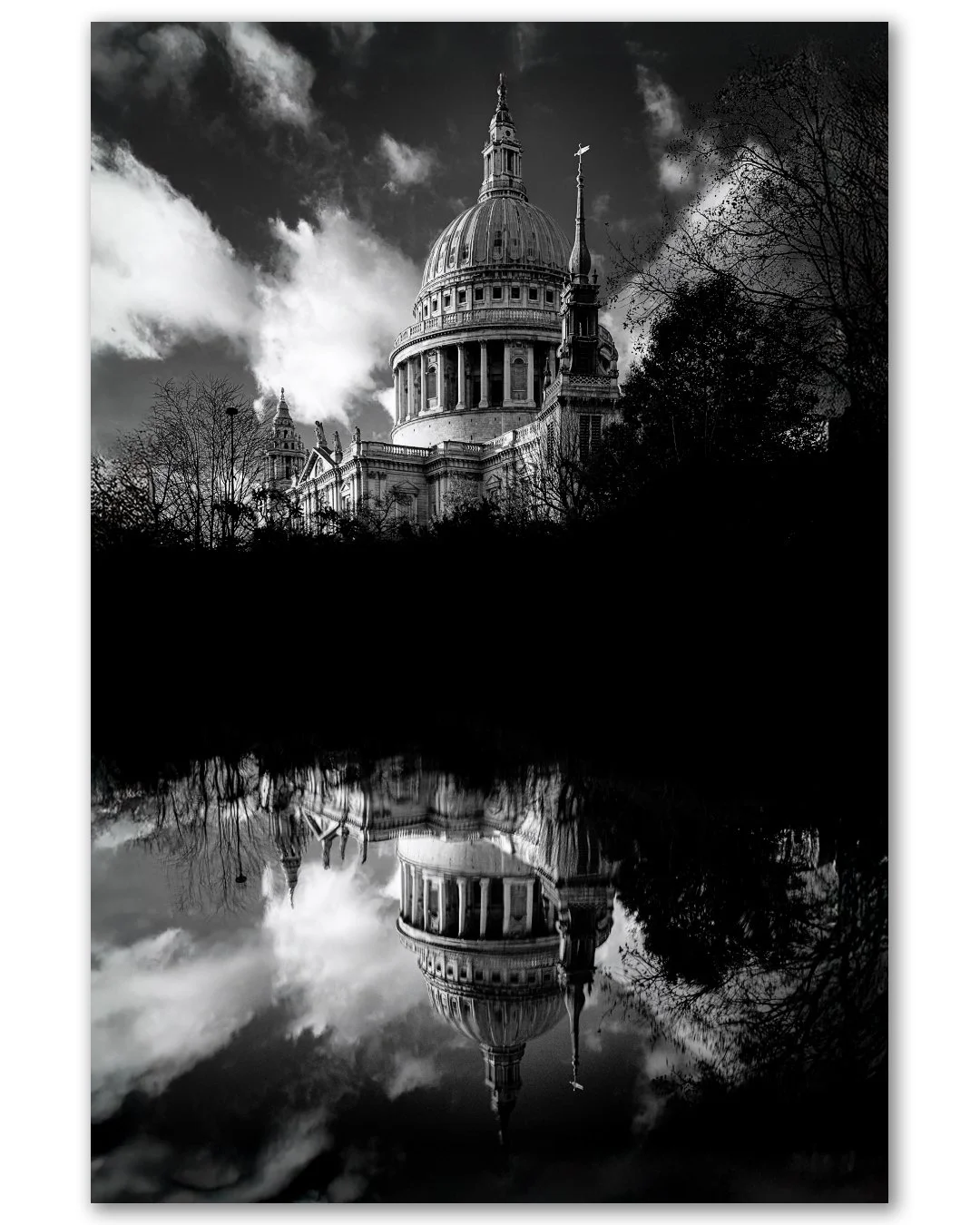 Some more London wandering photos.... my wife managed to persuade me to drive her and my father in-law up to Hammersmith last weekend so they could go to the Hitchhikers Guide to the Galaxy live show (apparently very good, but the towel is 50 quid, s