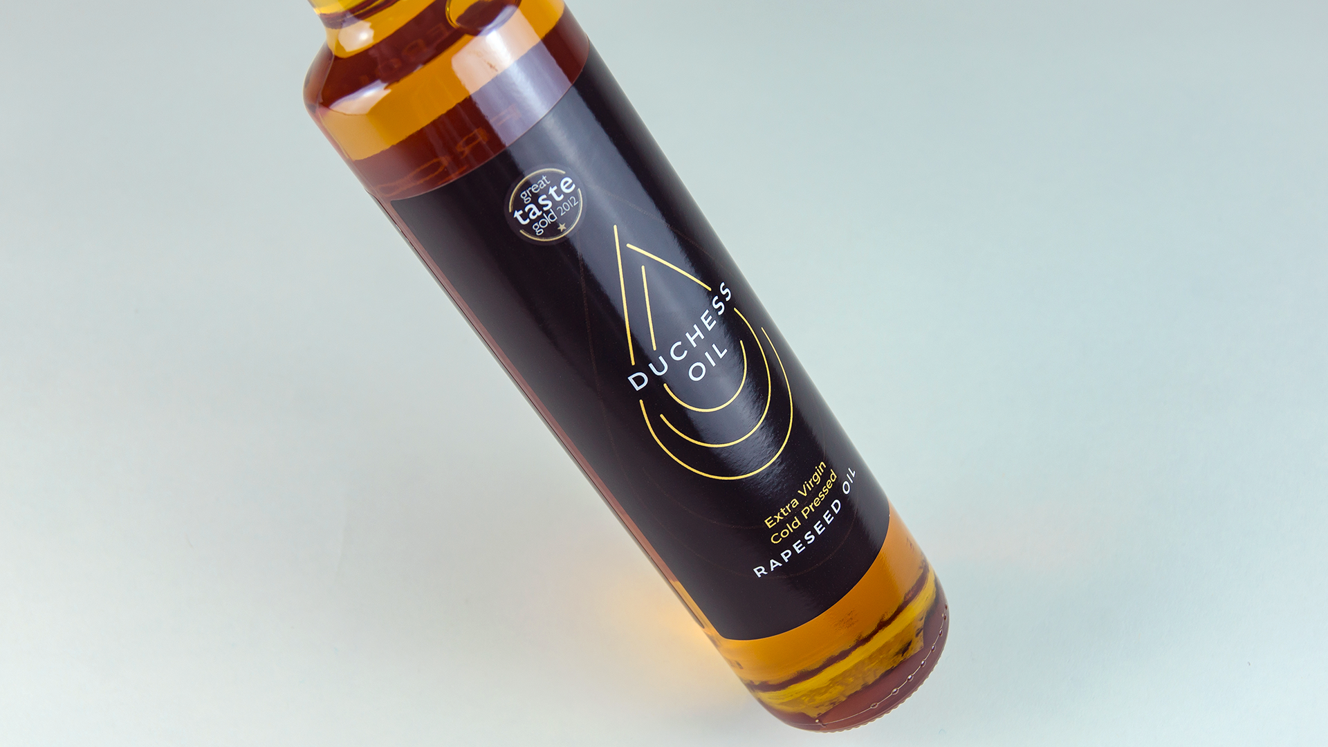 duchess_oil_bottle_closeup_01.png