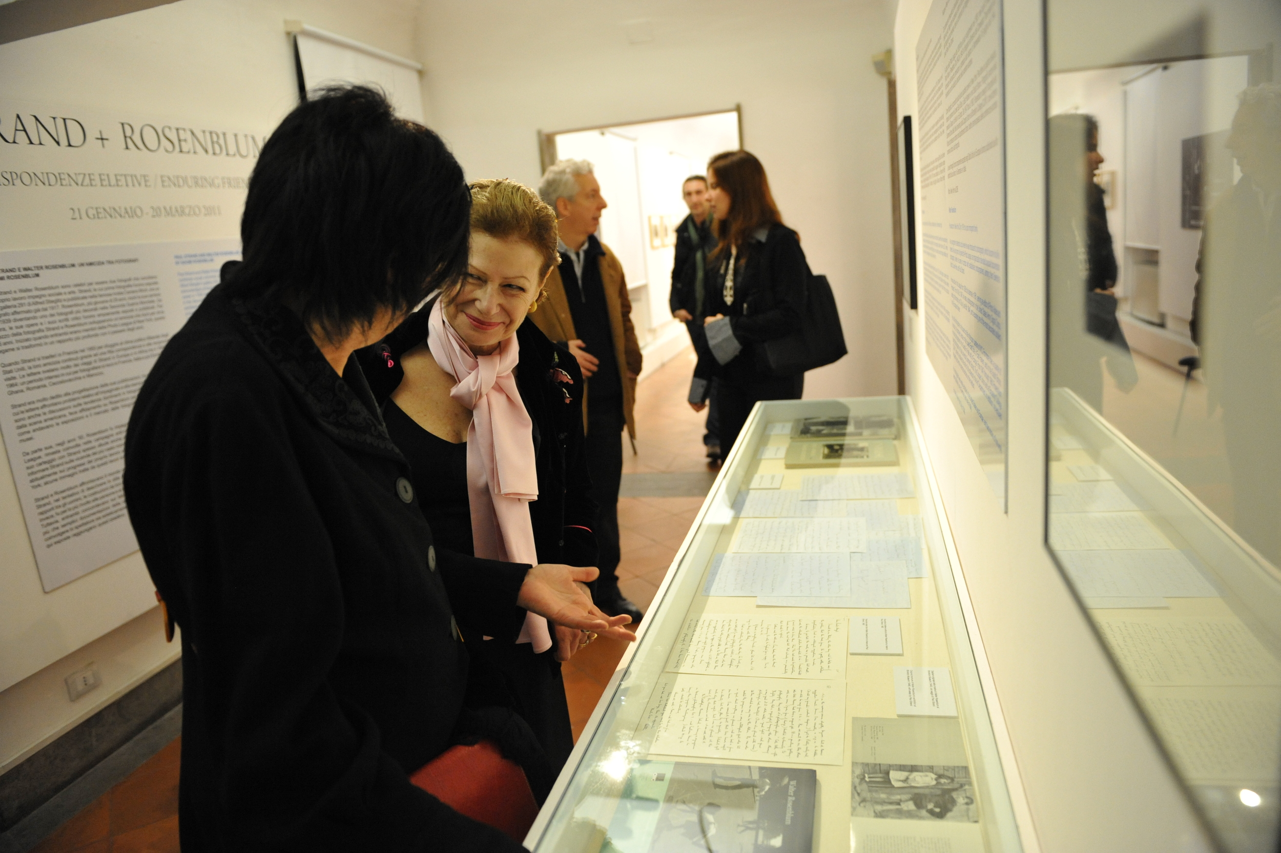 Manuela Fugenzi and Nina Rosenblum looking at sidebar
