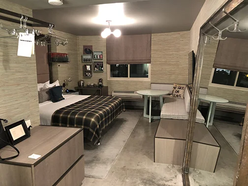 Farmer's Daughter Hotel room