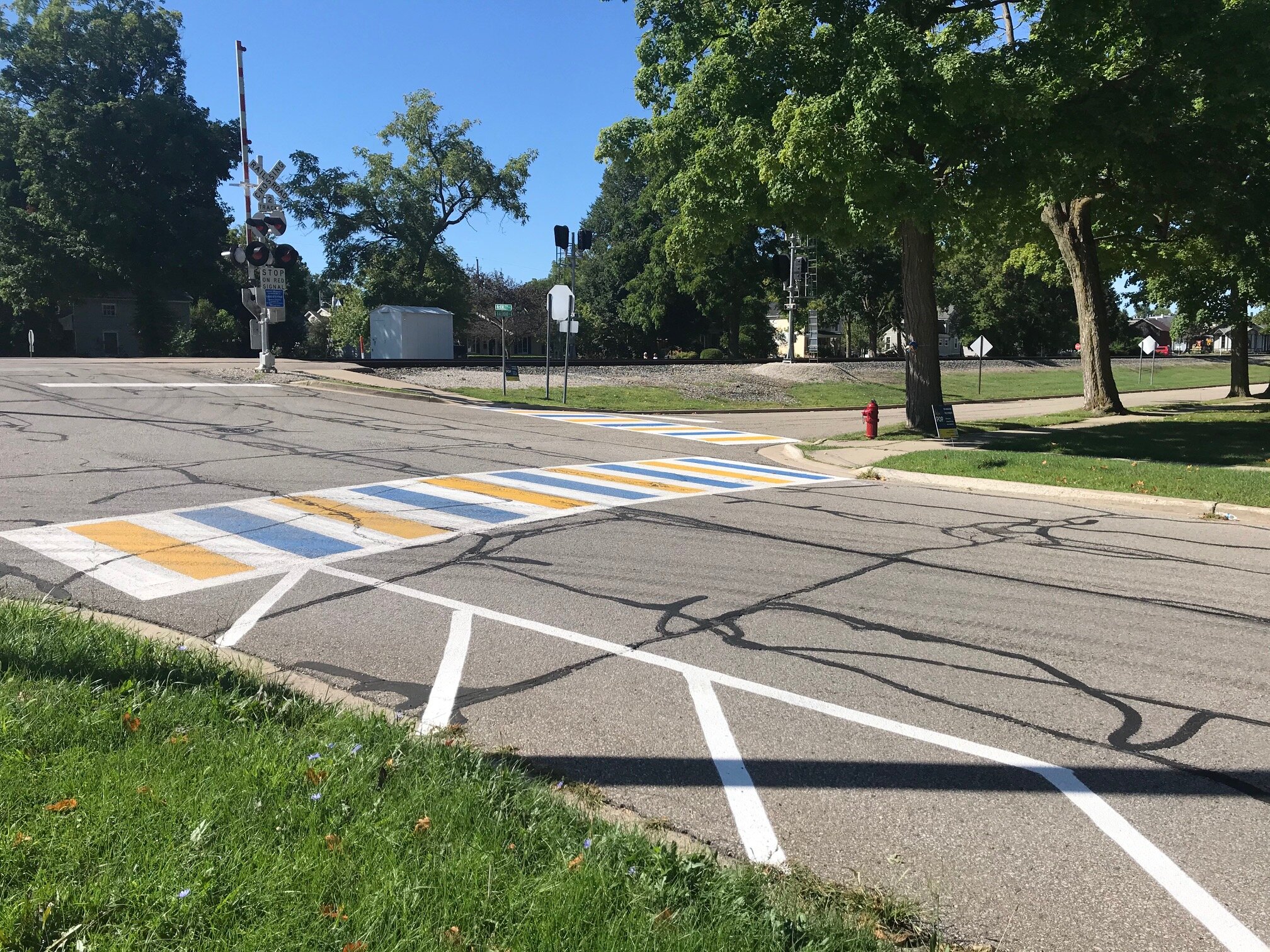  Painted curb extensions and crosswalks at the intersection of Railroad Street and McKinley Street. 