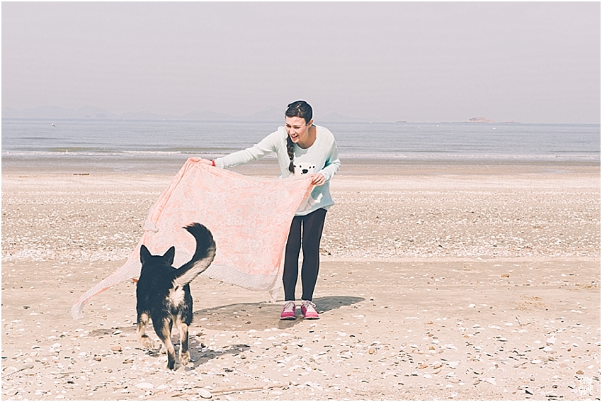 KoreaSouthWestCoastBeachCityGirlSearching_0025.jpg