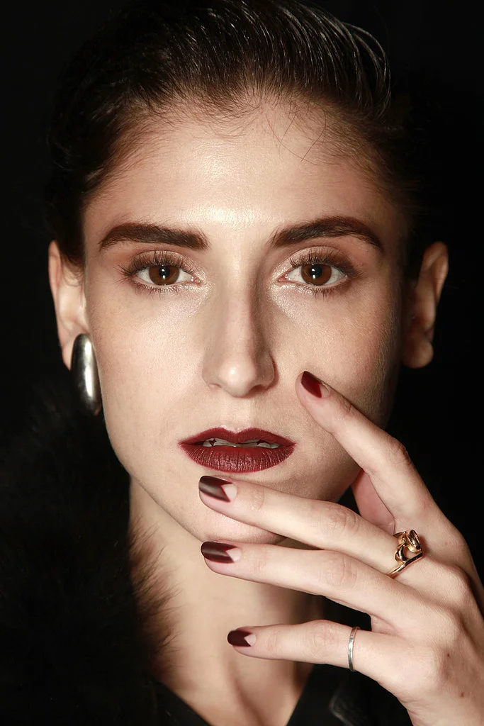 Zimmermann Fall 2014: This triangular manicure was created with a Zoya polish called Sam. Zimmermann Fall 2014: Este diseño triangular fue creado con esmalte Zoya en color Sam .