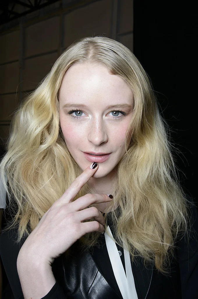 Marissa Webb Fall 2014: To create this colorbrocked design use Maybelline Color Show lacquer in Pink Embrace and Dressed to Kill. Marissa Webb Fall 2014: Para crear este diseño colorblock necesitas Pink Embrace y Dressed to Kill de Maybelline .