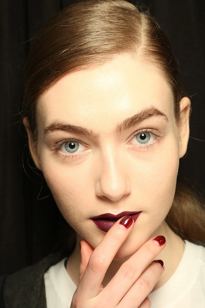 Noon by Noor Fall 2014: Create this half-moon using Zoya in Norra and a glossy topcoat and leave the cuticle area completely bare. Noon by Noor Fall 2014 : Crea esta media luna usando Zoya en Norra dejando el área de la cutícula completamente desnuda.