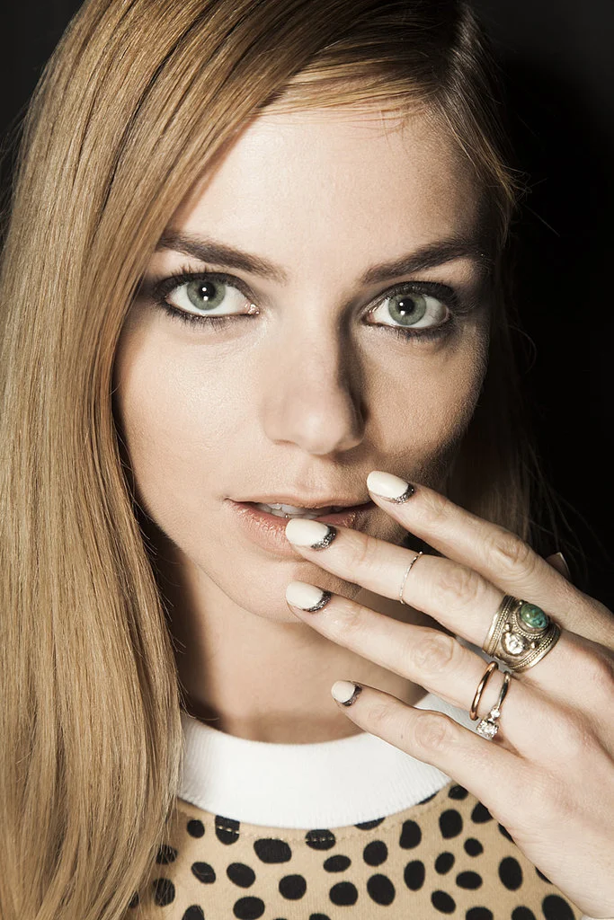 Rolando Santana Fall 2014: Reverse half-moon design using Zoya Jacqueline (a nude) and Zoya Dahlia PixieDust (a textured black). The nude portion of the nail was also made matte to bring more attention to the dual texture. Rolando Santana Otoño 2014: diseño de media luna inversa utilizando Zoya Jacqueline (nude) y Zoya Dahlia PixieDust ( negro). La porción que queda desnuda también queda mate para resaltar la doble textura.