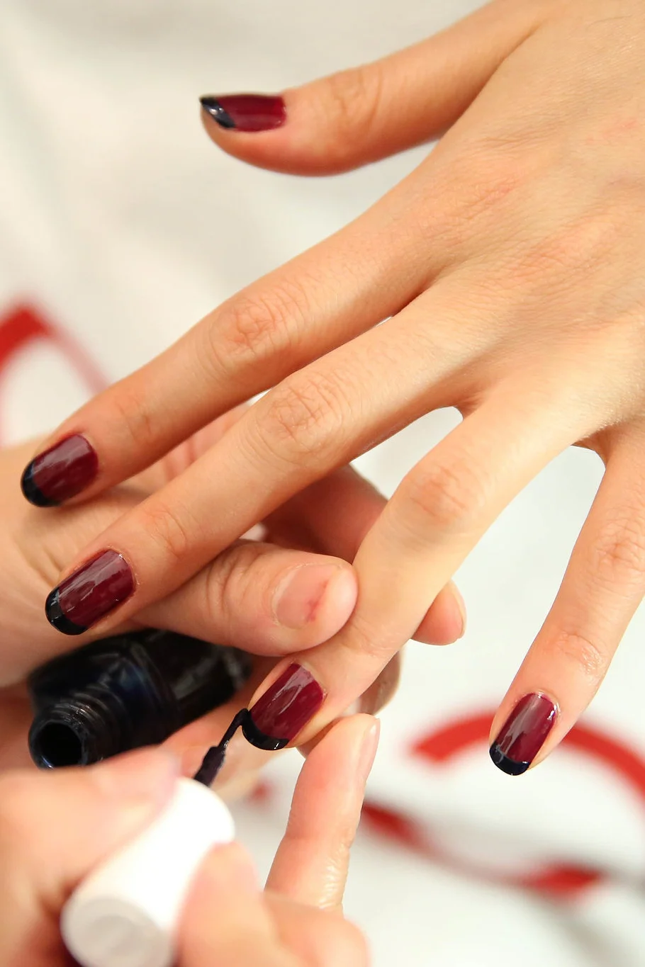 Rebecca Minkoff Fall 2014: For this modern French manicure apply two coats of Essie Bahama Mama, and Midnight Cami along the edge. Rebecca Minkoff Otoño 2014 : Para esta manicura francesa súper moderna se aplican dos capas de Essie en Bahama Mama, y Midnight Cami en el borde.