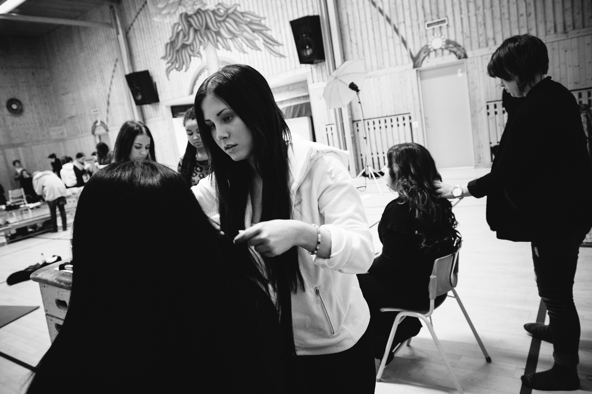 Elever från Västermalms Gymnasium som fixar makeup och hår på Lucia i folktron och kören Dimmerar´yn under Midvinterglöd 2012. Foto: Philippe Rendu 