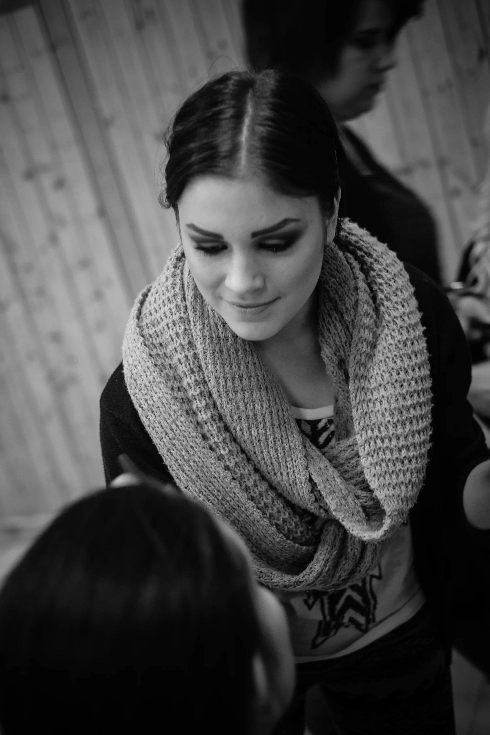 Nellie, elev från Västermalms Gymnasium som arbetar fram en makeup. Foto: Philippe Rendu