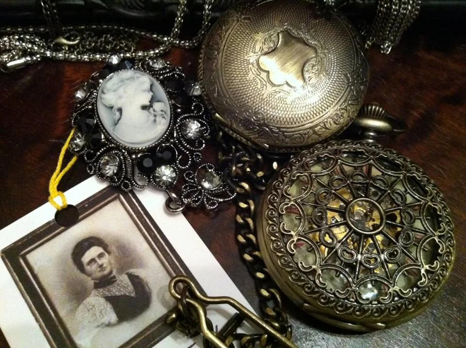 Tinker Tailor: Vintage och egendesignat, samt en hel del klockrena ingredienser för Steampunkaren!