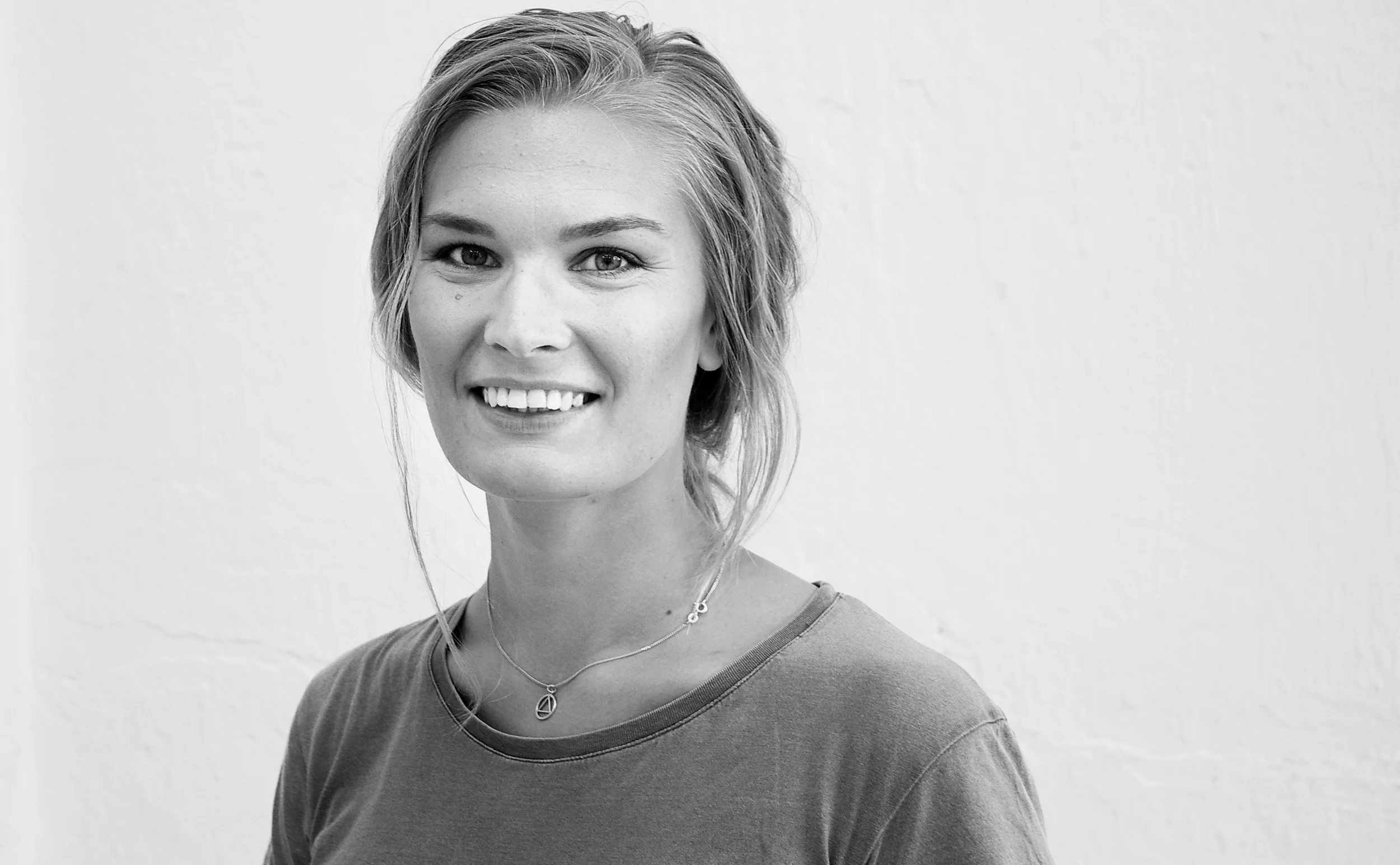 Anny Jernberg är utbildad vid Kosta Glascenter och Riksglasskolan i Orrefors.