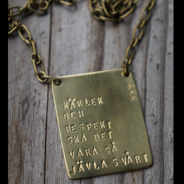 Smycke, "KÄRLEK OCH RESPEKT SKA DET VARA SÅ JÄVLA SVÅRT" , av Anna-Karin Hulling. www.hullingsilver.se