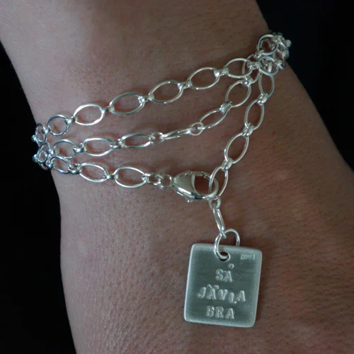 Smycke, "SÅ JÄVLA BRA", av Anna-Karin Hulling. www.hullingsilver.se