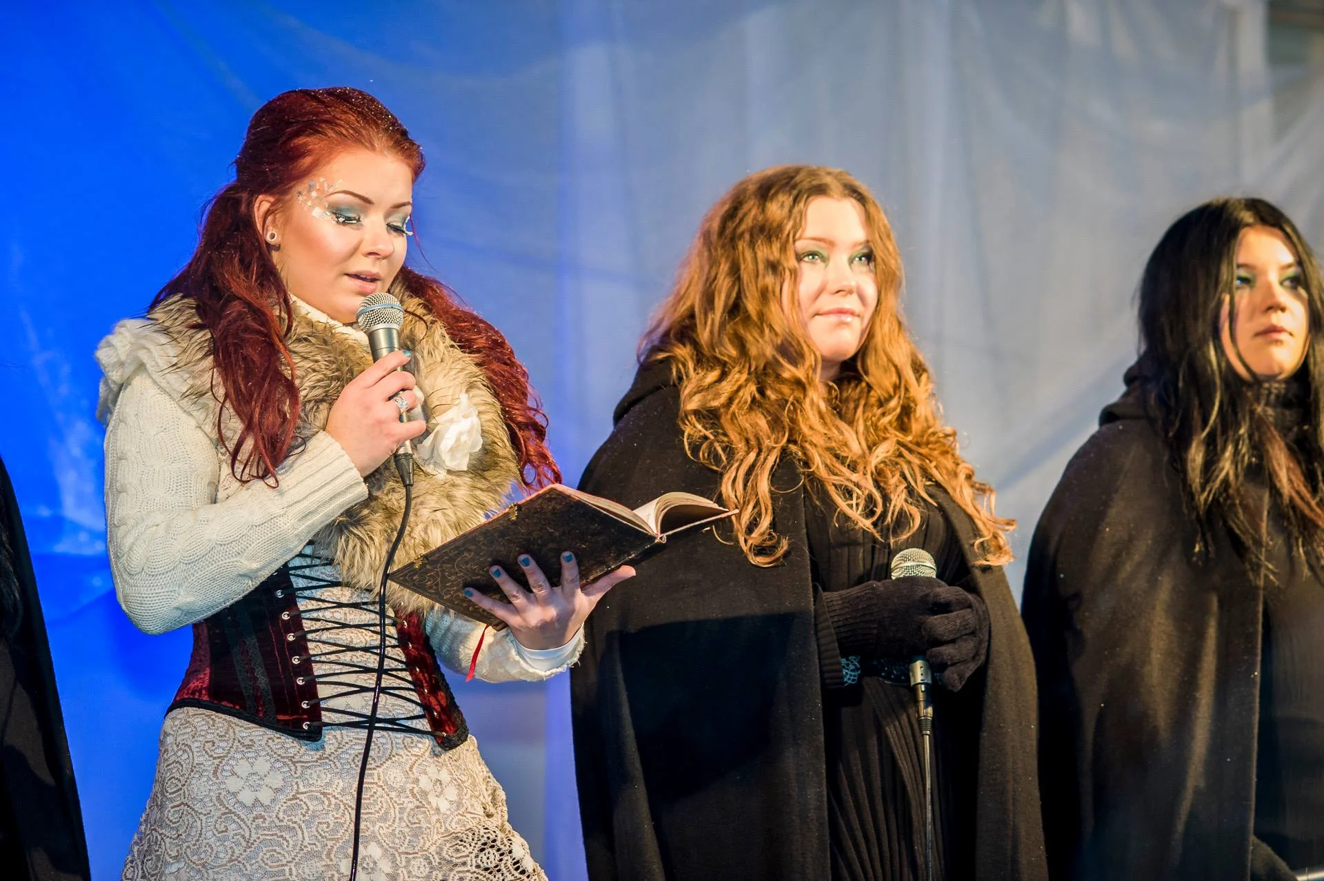 Amanda Qvarfort läser poemet skrivet av Leo Flavum under Lucia i folktron akt II, Midvinterglöd 2013. Foto: Martin Burmester. 