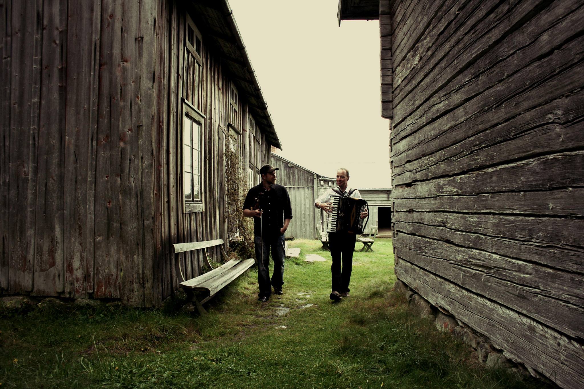 Riksspelman Thomas von Wachenfeldt och dragspelare Tomas Söderlund uppträder med folkmusik i Å-kvarnen under Midvinterglöd.