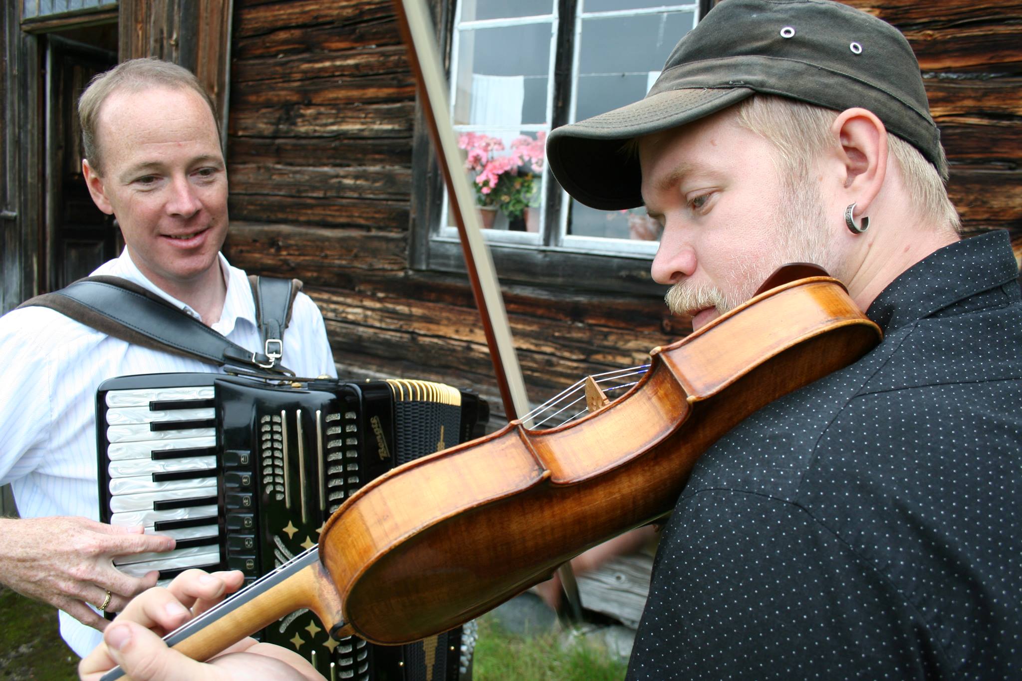 Riksspelman Thomas von Wachenfeldt och dragspelare Tomas Söderlund uppträder med folkmusik i Å-kvarnen under Midvinterglöd.