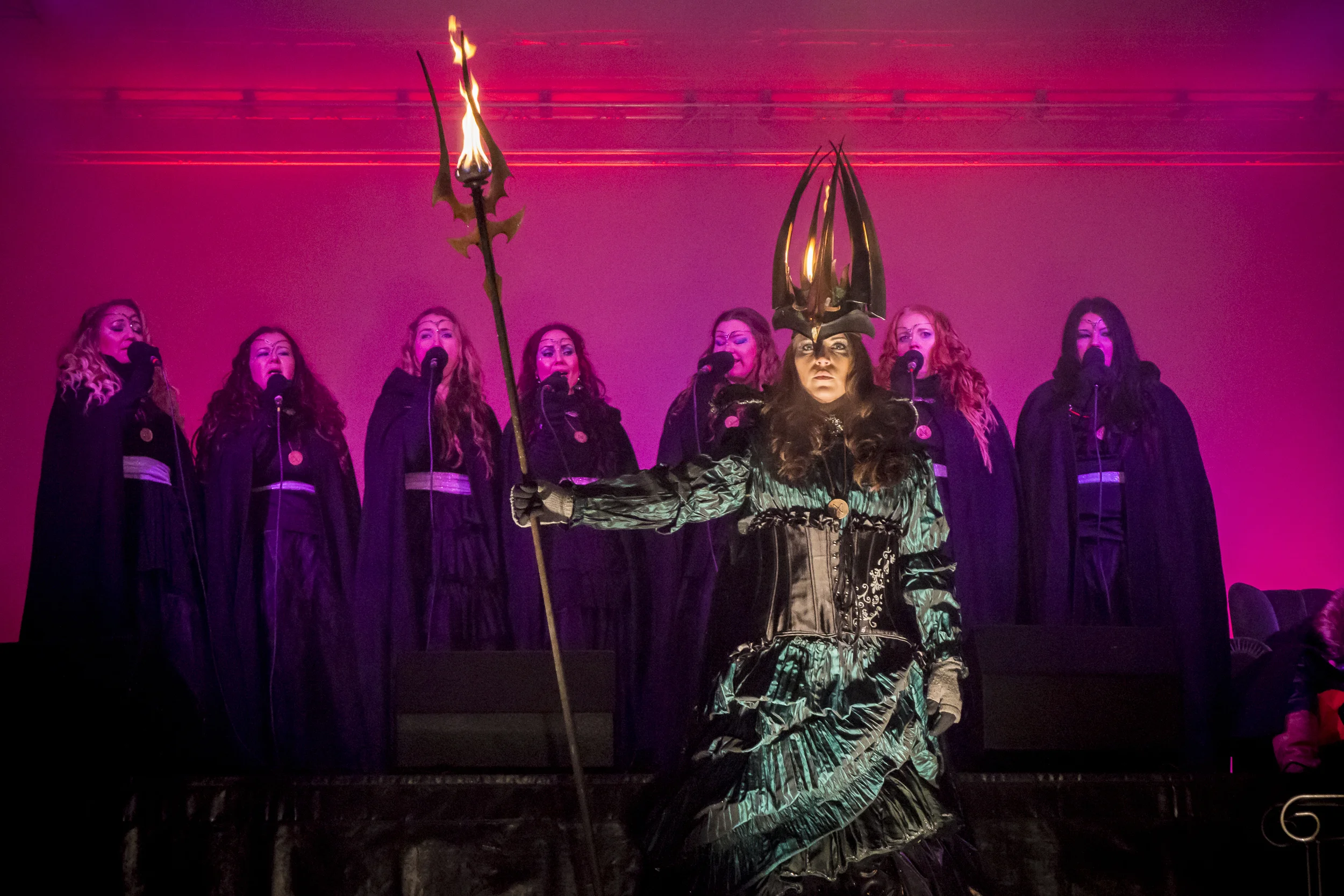 Från vänster: Lotta Lindgren, Barbro Larsson, Tua Eurén, Petra Shara Stoor, Lovisa Hall, Kajsa Benett, Greta Andersson. Lucia: Katarina Borbos. Foto: Martin Burmester. www.martinburmester.eu